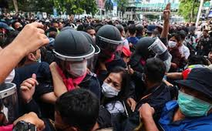 Polícia reprime protesto pró-democracia na Tailândia