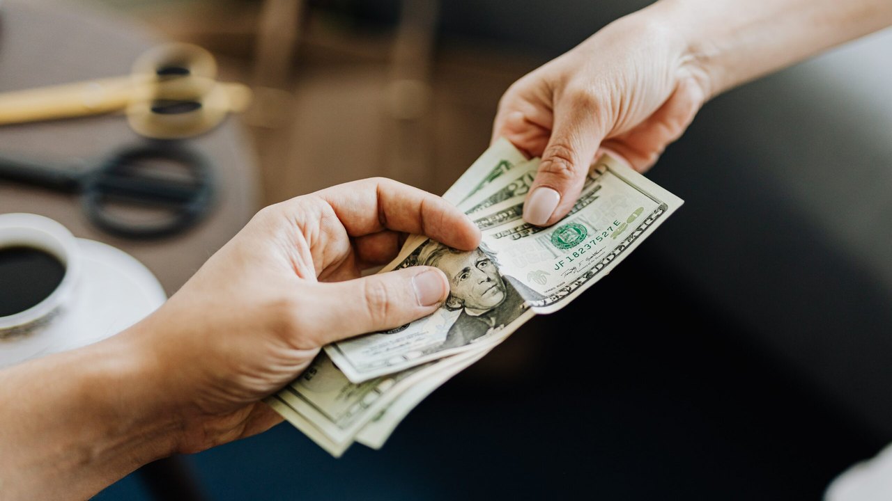 Renda pessoal nos EUA sobe 0,4% e gastos com consumo avançam 0,2% em julho