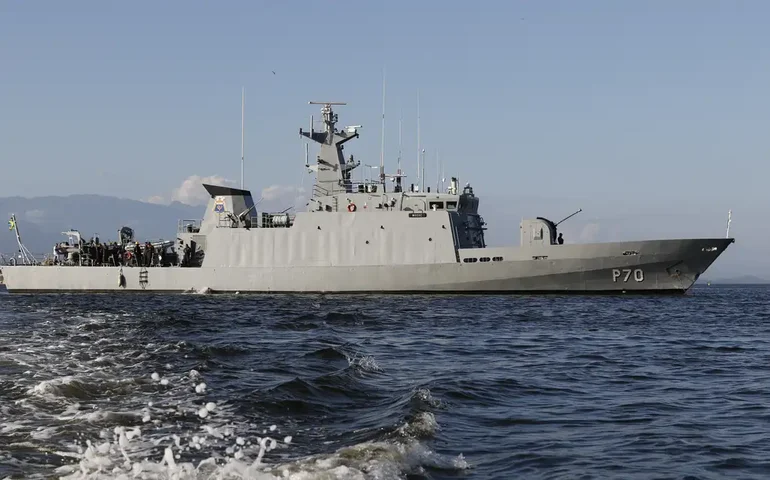 Combate naval com canhões de água ocorre no mar do Sul da China