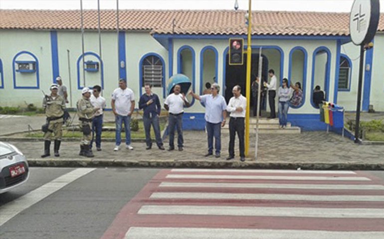 Semáforo é instalado em frente ao Hospital Regional de Arapiraca