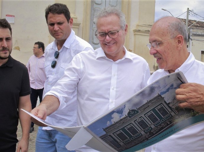 Ronaldo Lopes apresenta projetos e reivindicações de Penedo ao senador Renan Calheiros