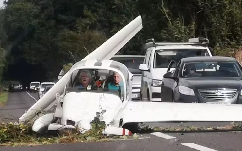 Avião de pequeno porte cai em estrada movimentada na Inglaterra