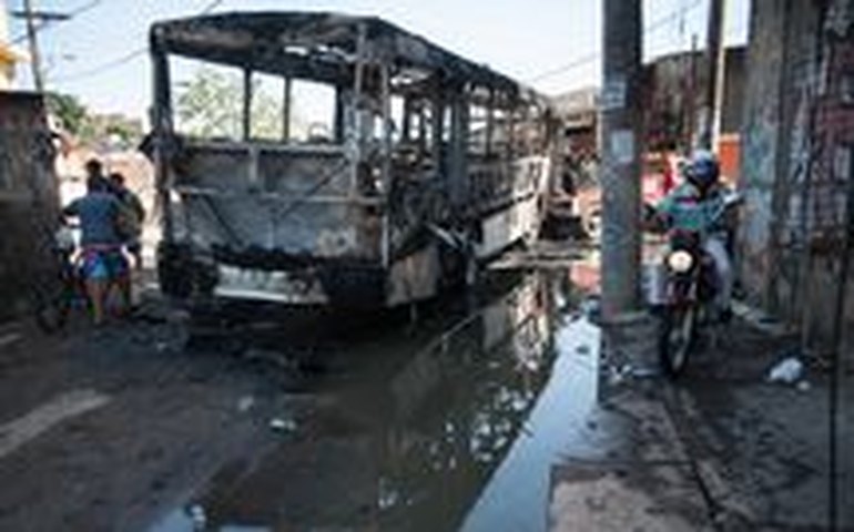 Um ônibus é incendiado por dia em São Paulo