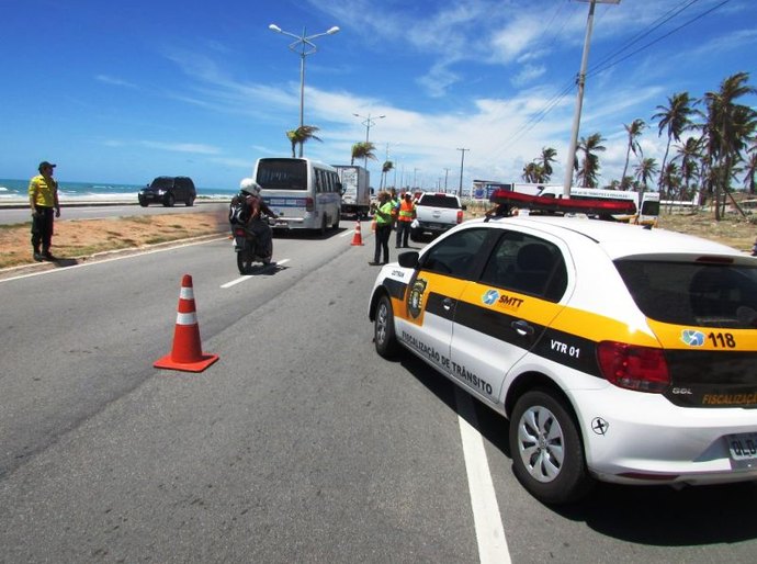 Agentes ordenam trânsito na Ponta Verde durante procissão neste domingo