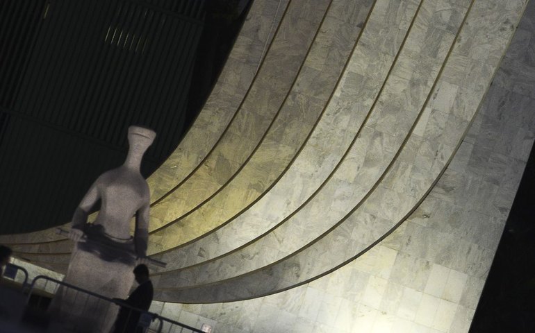 Supremo decide que vai julgar validade da Lei de Anistia