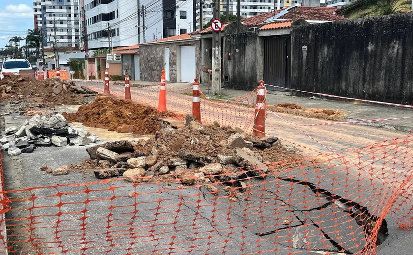 Buracos tomam conta de rua na Gruta de Lourdes, em Maceió