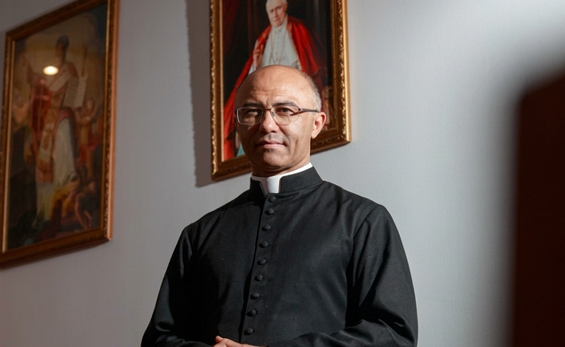 Padre Françoá Costa foi excomungado após se aliar a grupo 'proibido' pela Igreja