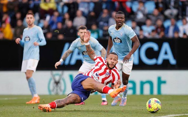 Com um a menos, Atlético de Madrid marca no fim e derrota o Celta pelo Espanhol