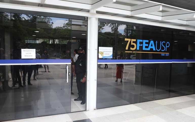 Interdisciplinar, Fuvest tem tom crítico