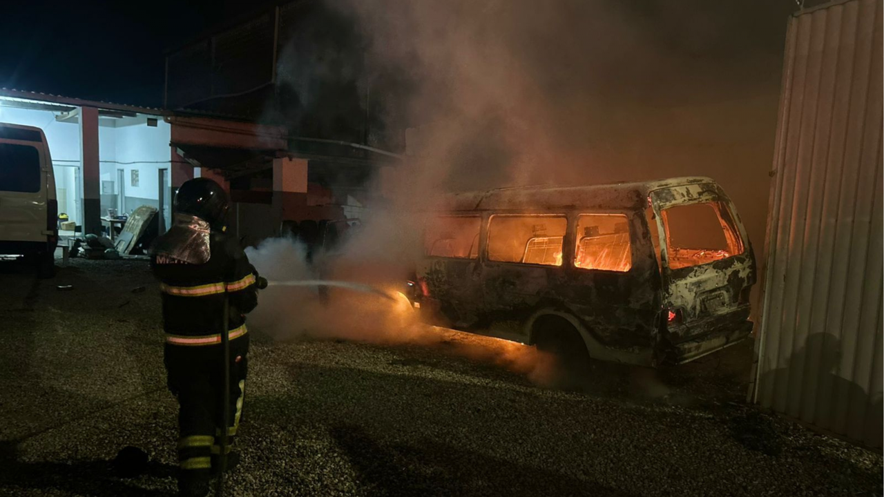 Bombeiros em Arapiraca são mobilizados e evitam propagação de chamas em veículo