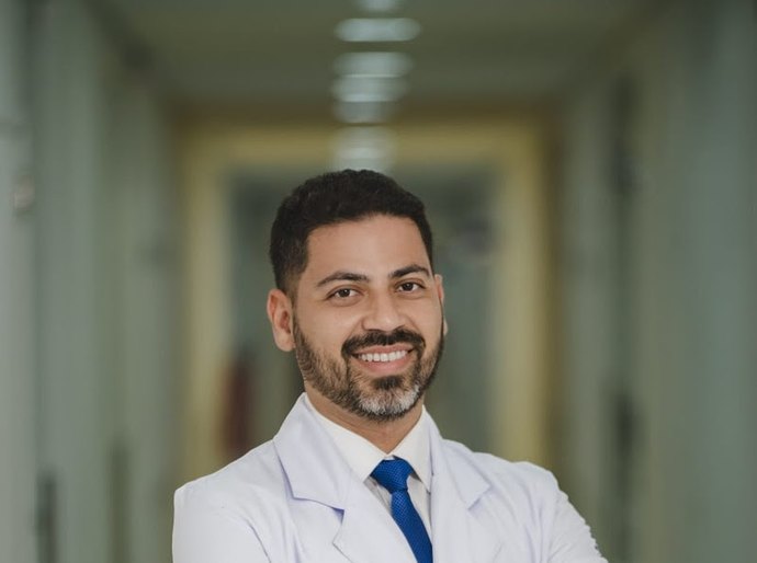 Alterações de memória e movimentos involuntários podem ser sinais de condição rara e de rápida progressão, alerta professor do HU-UFS
