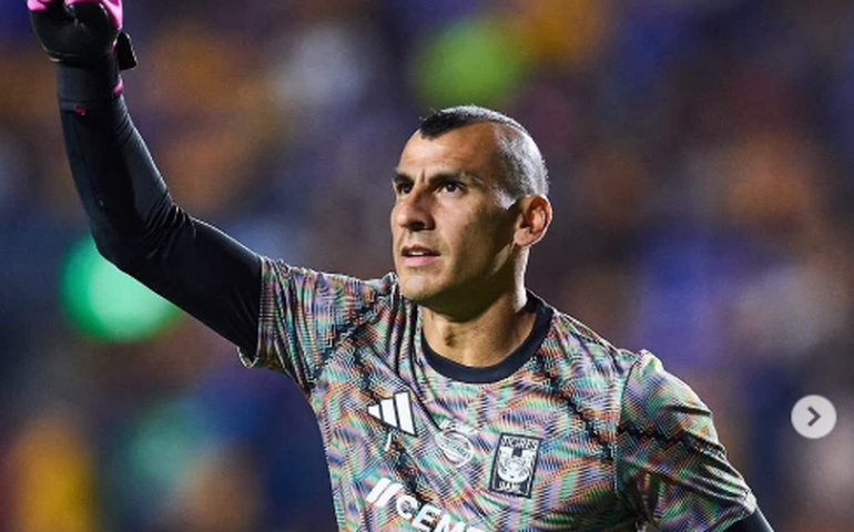 Goleiro dá as costas para Sergio Ramos em pênalti bizarro no Campeonato Mexicano