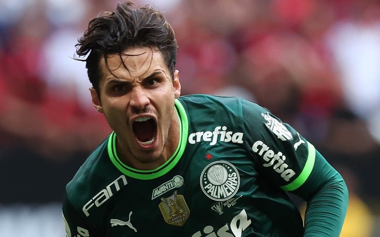 Raphael Veiga sofre luxação no ombro esquerdo, mas Palmeiras descarta necessidade de cirurgia