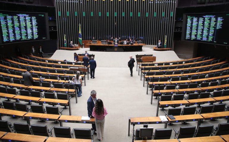 Deputados analisam pedidos de urgência para projetos de lei; acompanhe