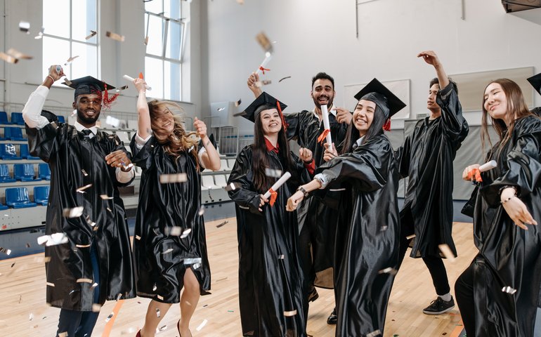 Festejar a formatura pode ser um desafio para universitários