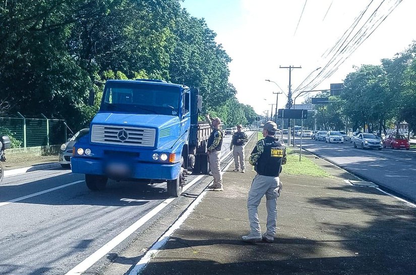 Avenida Fernandes Lima:  23 veículos são autuados por circulação irregular