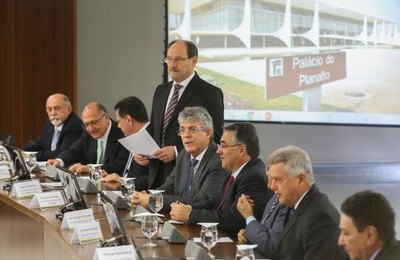 Governadores e Temer fecham acordo para repasse de multas da repatriação