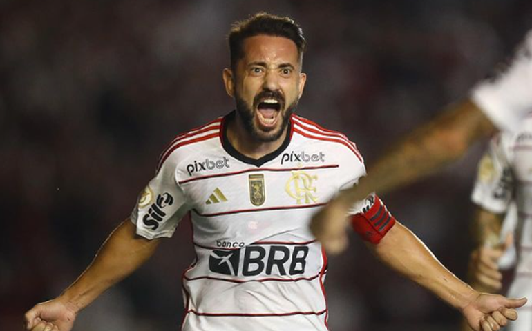 Filho de Everton Ribeiro abraça mascote no Baianão, e torcedores reagem: 'Pensou que era o urubu do Flamengo'