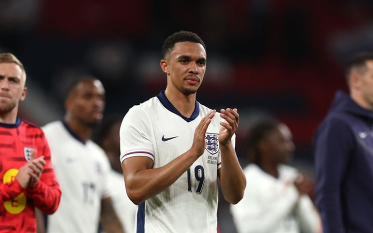 Inglaterra perde amistoso para a Islândia; Alemanha vira no final diante da Grécia