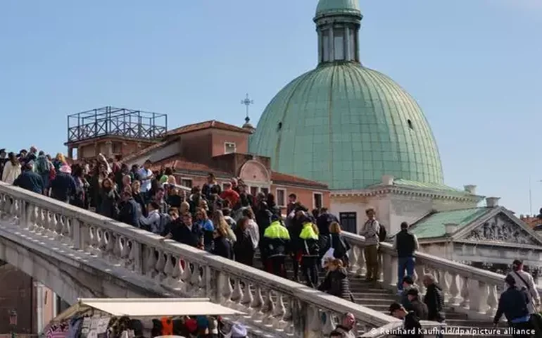 Novas regras em praias e 'semáforo de selfie': Itália implementa restrições para lidar com alto número de turistas