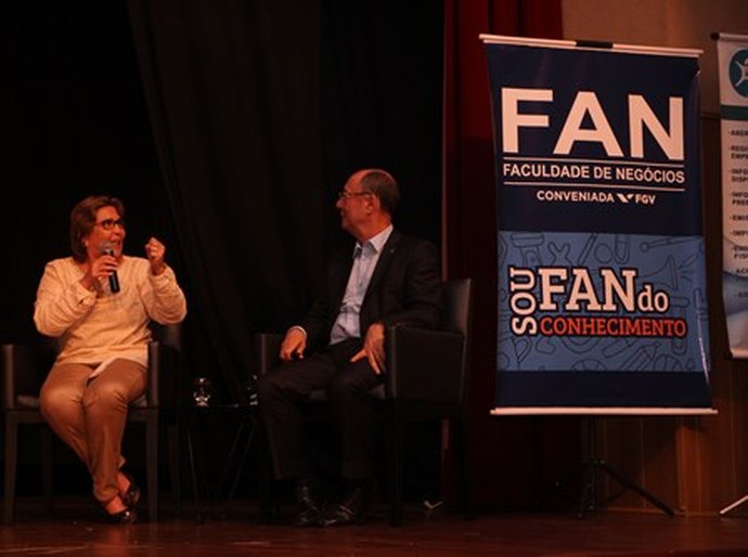 Célia comemora chegada da FGV com MBA de Projetos à Arapiraca