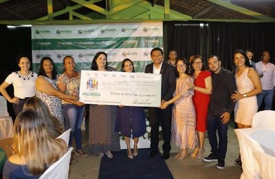 Prefeitura de Palmeira dos Índios premia destaques da Educação