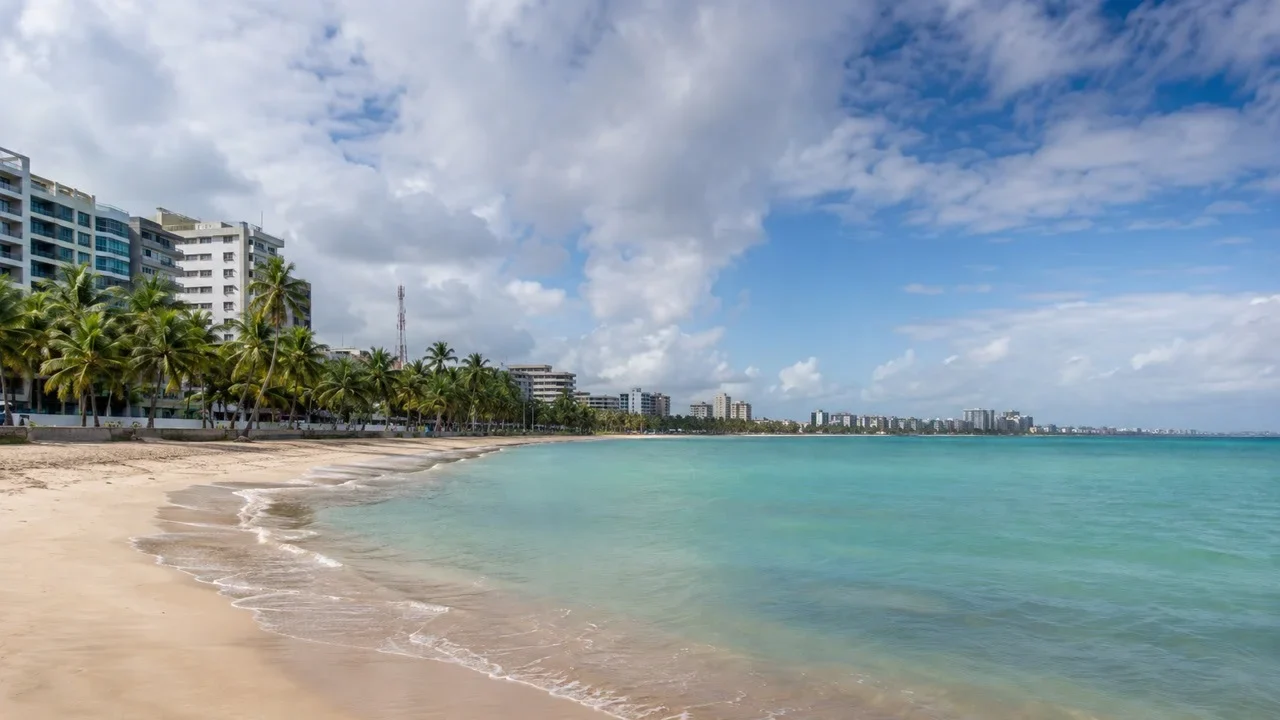 Chuva rápida abre a manhã, mas sol ganha espaço em Maceió à tarde