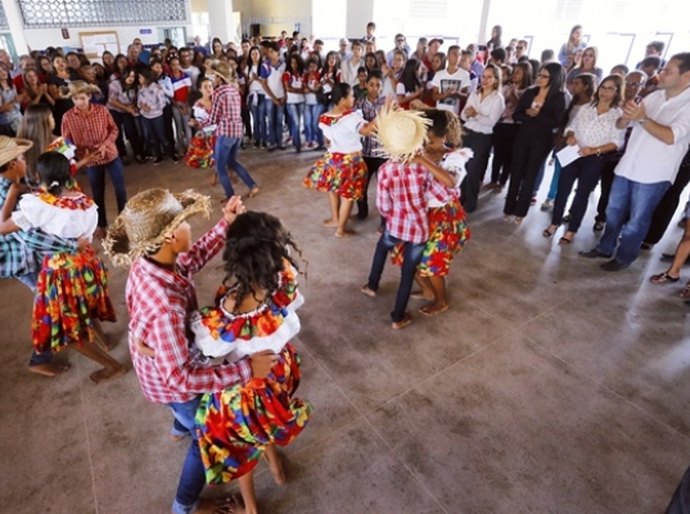 Penedenses celebram entregas de escolas com muita música e dança