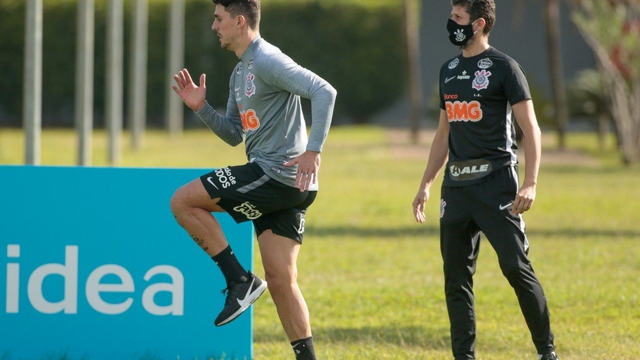 Corinthians tem volta de Léo Santos em treino com elenco dividido por setores