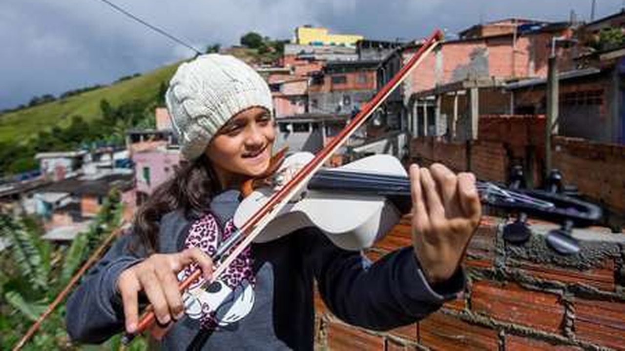 Violino e violoncelo feitos de PVC nas periferias