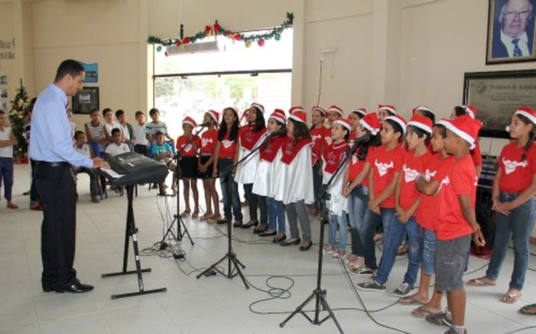 Clima natalino invade hall do Centro Administrativo de Arapiraca