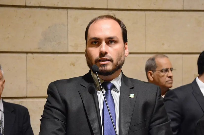 PF diz que Bolsonaro e Carlos integravam organização criminosa na Abin