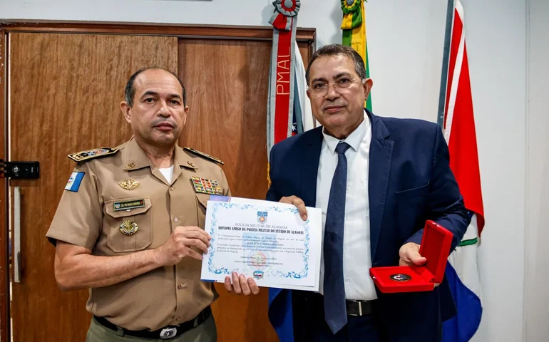Advogado Adeilson Bezerra recebe Medalha Floriano Peixoto em homenagem da Polícia Militar de Alagoas