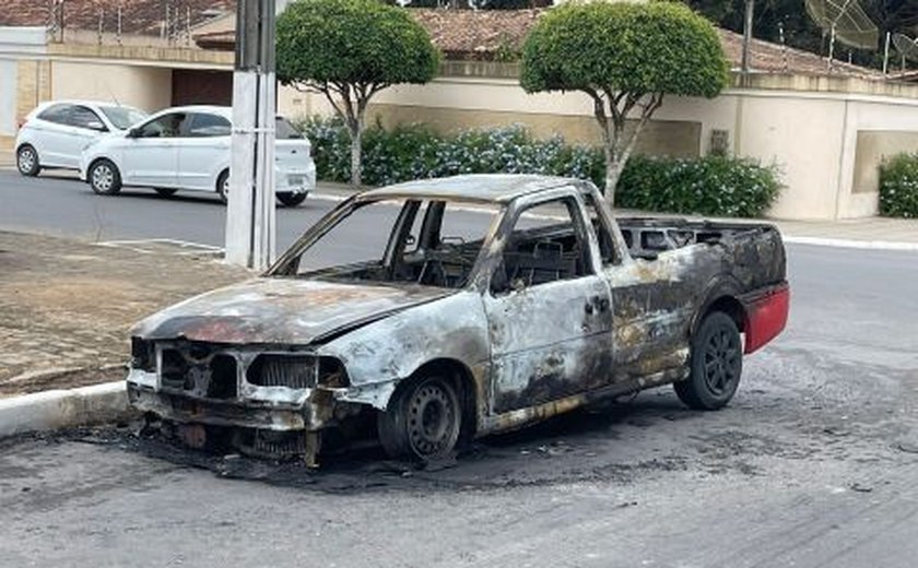 Veículo fica totalmente destruído após pegar fogo em Arapiraca