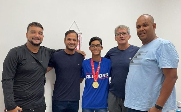 Auxílio Atleta da Prefeitura de Penedo viabiliza participação de estudante em competição nacional e quebra de recorde