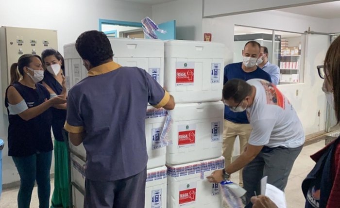 Imunizantes contra a Covid-19 são armazenados na sede do PNI de Alagoas