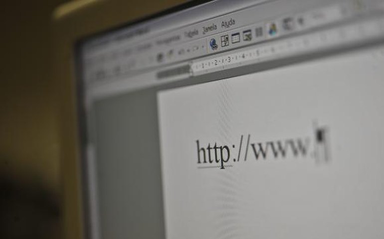 Brasileiro passa mais tempo na internet do que vendo TV