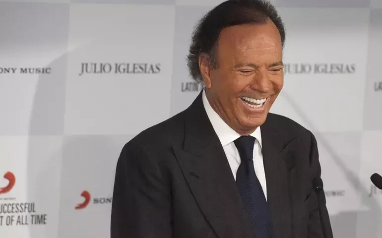 Julio Iglesias nega acusações de abuso sexual: 'Nunca ouvi tanta crueldade'
