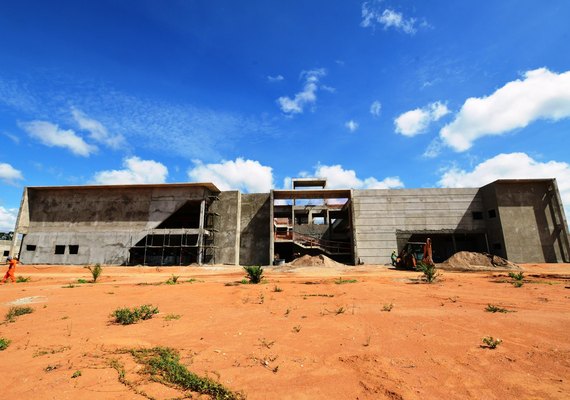 Secretário de Saúde confirma conclusão do Hospital do Médio Sertão para julho