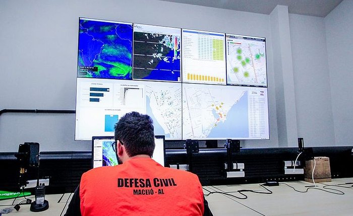 Defesa Civil emite alertas por SMS e orienta sobre áreas de risco