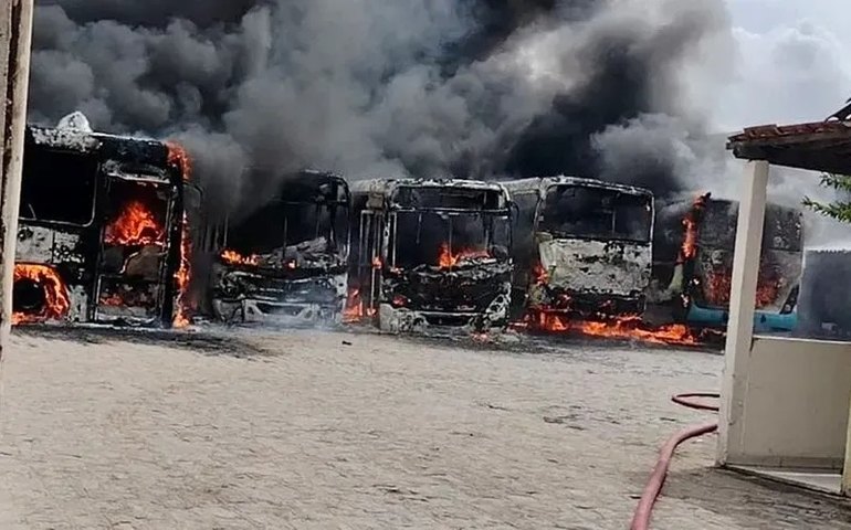 Delegado ouve nesta terça proprietário da empresa que teve nove ônibus incendiados, em Arapiraca