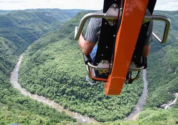 Conheça a primeira plataforma estaiada de vidro da América Latina