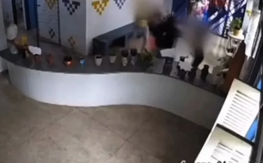 Funcionária é agredida por colegas dentro de escola em Dois Riachos, no interior de Alagoas