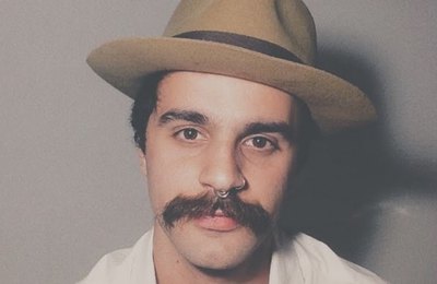 Rodrigo Alarcon se apresenta nesta quarta (30) no Rex, em Jaraguá