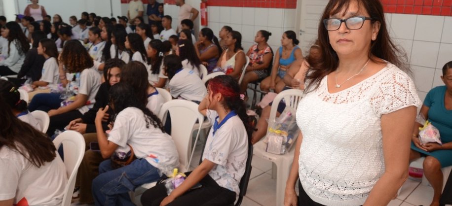Assistente social, Elenilda Felizmino, reforça inclusão de adolescentes do sexo masculino no debate para combater violência contra mulheres. Foto: Beto Macário/ Secom Maceió