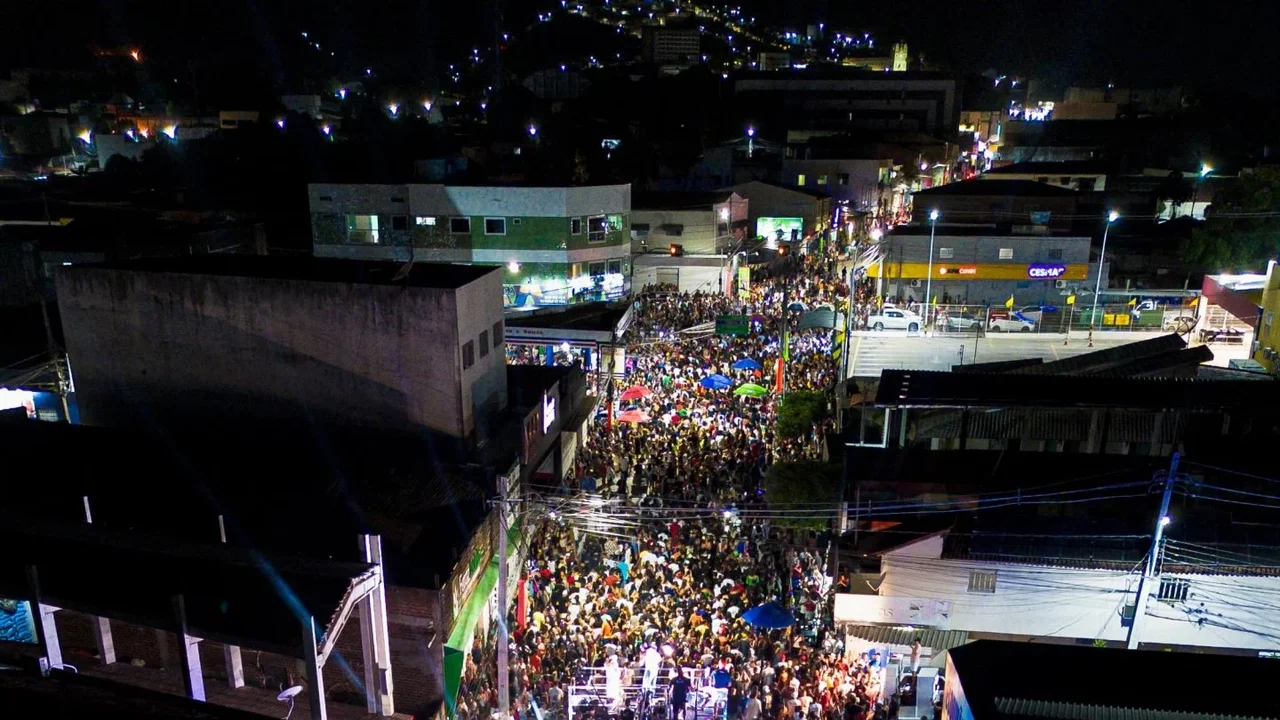 Multidão lota ruas de Palmeira dos Índios na abertura das prévias carnavalescas