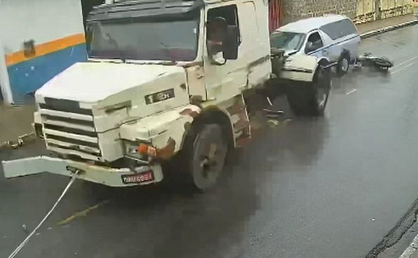 Caminhão arrasta veículos no interior de Alagoas