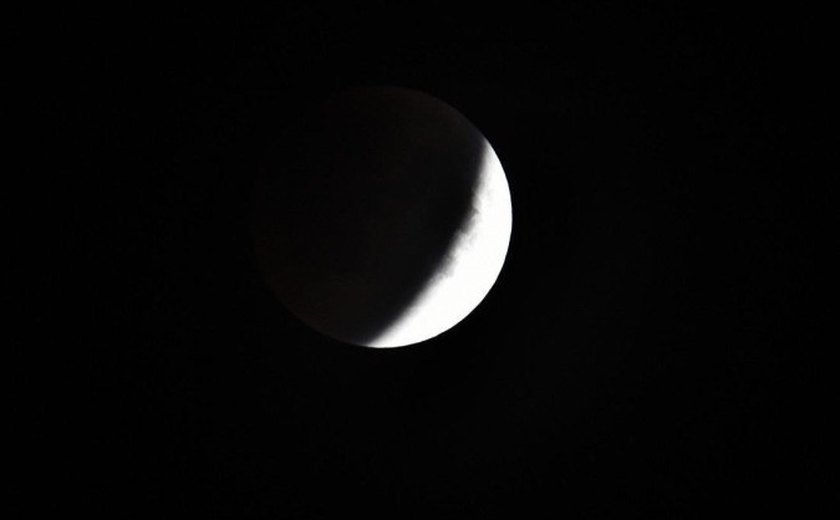 Eclipse lunar parcial ocorre no sábado; saiba como observar