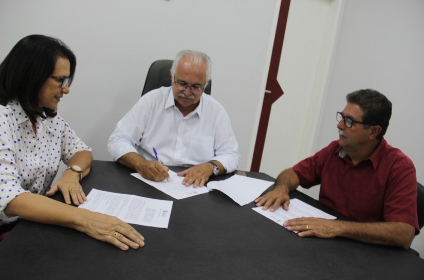 Rogério assina termo de compromisso que cede prédio à Câmara Municipal