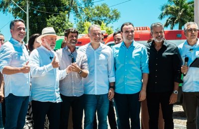 Arthur Lira participa ao lado do presidente Lula de entrega de moradias e ambulâncias em Alagoas